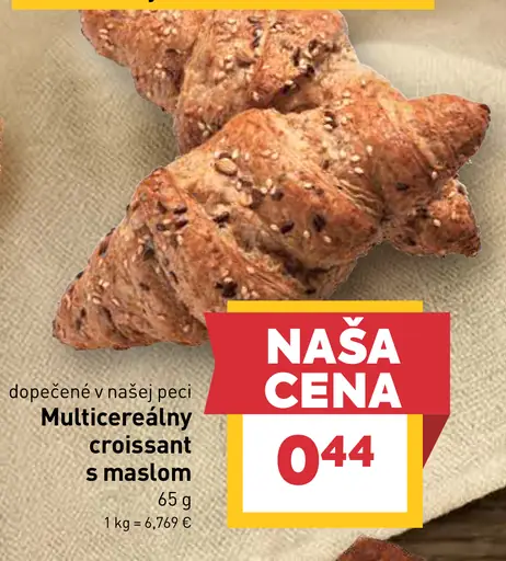Multicereálny croissant s maslom