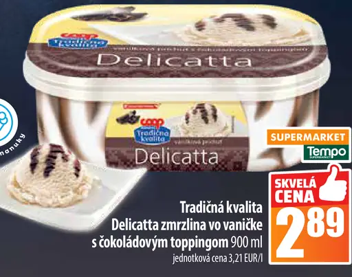 Tradičná kvalita Delicatta zmrzlina vo vaničke s čokoládovým toppingom