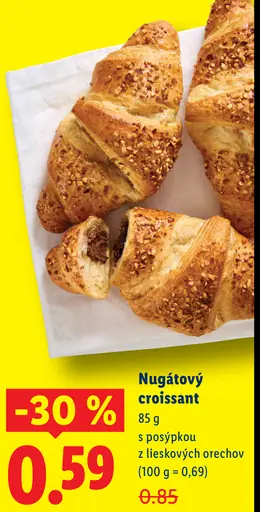 Nugátový croissant s posýpkou z lieskových orechov