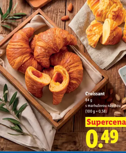 Croissant s marhuľovou náplňou