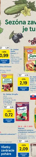 Špajza zaváracích pohárov s farebnými viečkami