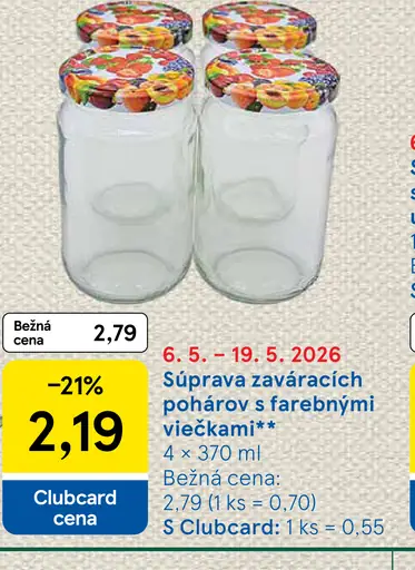 Špajza zaváracích pohárov s farebnými viečkami