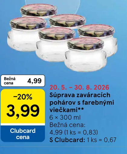 Špajza zaváracích pohárov s farebnými viečkami