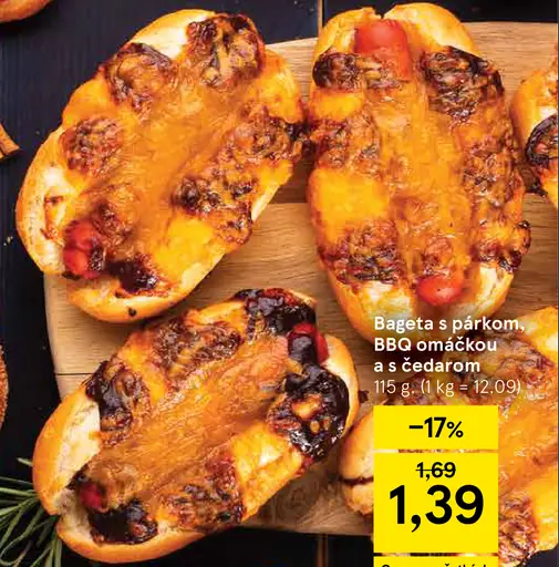 Bageta s párkom BBQ omáčkou a čedarom