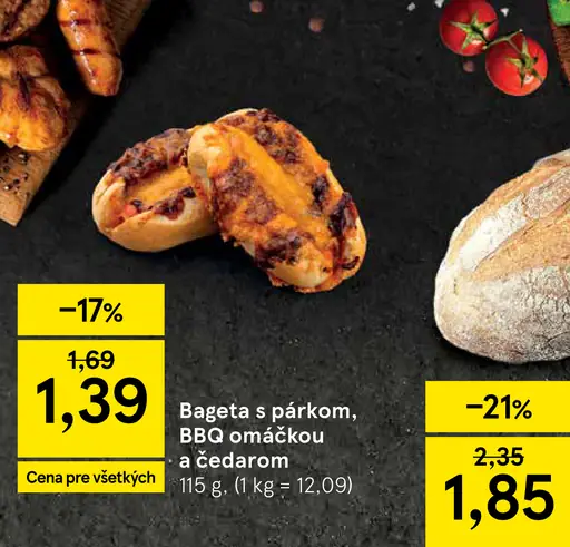 Bageta s párkom BBQ omáčkou a čedarom