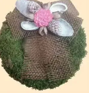 Veniec machový s dekoráciou, priemer 20 cm