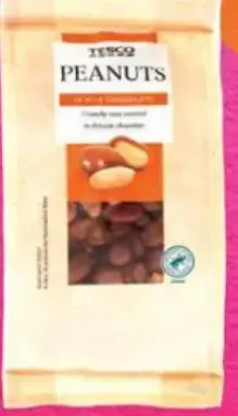 Tesco pražené jadrá arašidov v mliečnej čokoláde