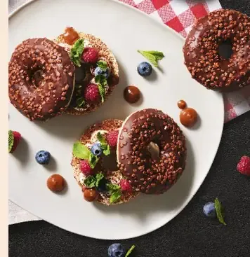 Našej pekárne Donut poliaty mliečnou čokoládou