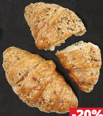 Multicereálny croissant s maslom