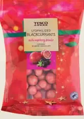 Tesco lyofilizované ríbezle v bielej čokoláde s malinovým práškom