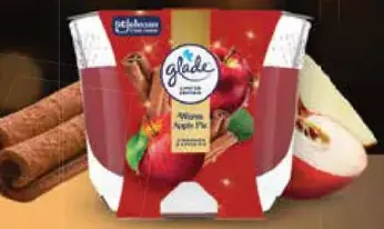 Glade Maxi Warm Apple Pie parfumovaná sviečka