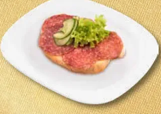 Obložený chlebíček s Malokarpatskou salámou